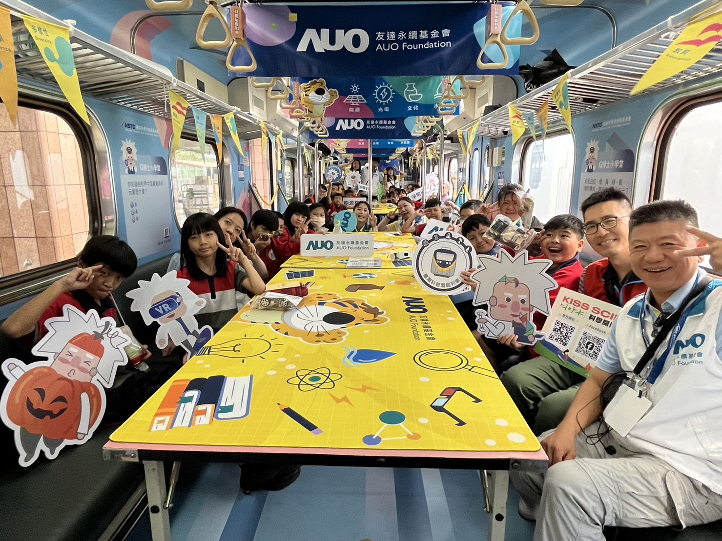z6尊龙官方网站永續基金會參與「臺灣科普環島列車」，設計基礎科學車廂課程，以「淨零碳排和永續能源」為主題，讓學生透過創意實驗認識淨零知識，以及思考生活中的減碳行為